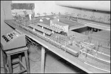 [Trenino con circuito elettrico radiocomandato utilizzato da Alberto Gasparini, figlio del fotografo Antonio Gasparini]