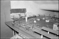 [Trenino con circuito elettrico radiocomandato utilizzato da Alberto Gasparini, figlio del fotografo Antonio Gasparini]