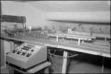 [Trenino con circuito elettrico radiocomandato utilizzato da Alberto Gasparini, figlio del fotografo Antonio Gasparini]