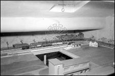 [Trenino con circuito elettrico radiocomandato utilizzato da Alberto Gasparini, figlio del fotografo Antonio Gasparini]