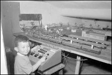 [Trenino con circuito elettrico radiocomandato utilizzato da Alberto Gasparini, figlio del fotografo Antonio Gasparini]