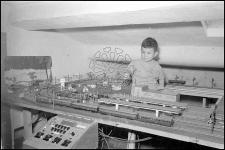 [Trenino con circuito elettrico radiocomandato utilizzato da Alberto Gasparini, figlio del fotografo Antonio Gasparini]