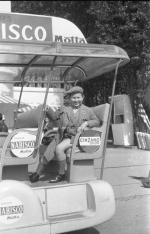 [Alberto Gasparini, figlio del fotografo Antonio Gasparini, alla fiera di Milano nel 1959]