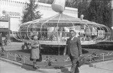 [Alberto Gasparini, figlio del fotografo Antonio Gasparini, alla fiera di Milano nel 1959]