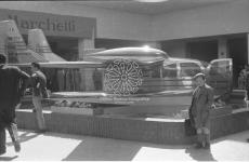 [Alberto Gasparini, figlio del fotografo Antonio Gasparini, alla fiera di Milano nel 1959]