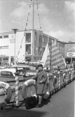 [Alberto Gasparini, figlio del fotografo Antonio Gasparini, alla fiera di Milano nel 1959]