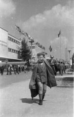 [Alberto Gasparini, figlio del fotografo Antonio Gasparini, alla fiera di Milano nel 1959]
