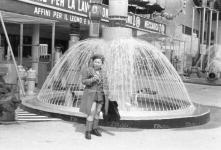 [Alberto Gasparini, figlio del fotografo Antonio Gasparini, alla fiera di Milano nel 1959]