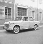 [Automobile davanti alla sede di Foto Gasparini]