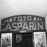 [Insegna Foto Gasparini all'ingresso del negozio]