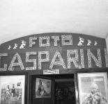 [Insegna Foto Gasparini all'ingresso del negozio]