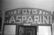 [Insegna Foto Gasparini all'ingresso del negozio]